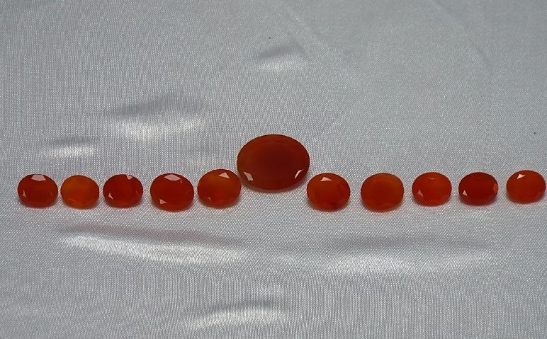 Carnelian Faceted Gemstone Kit of 35 carets with Large Centerstone