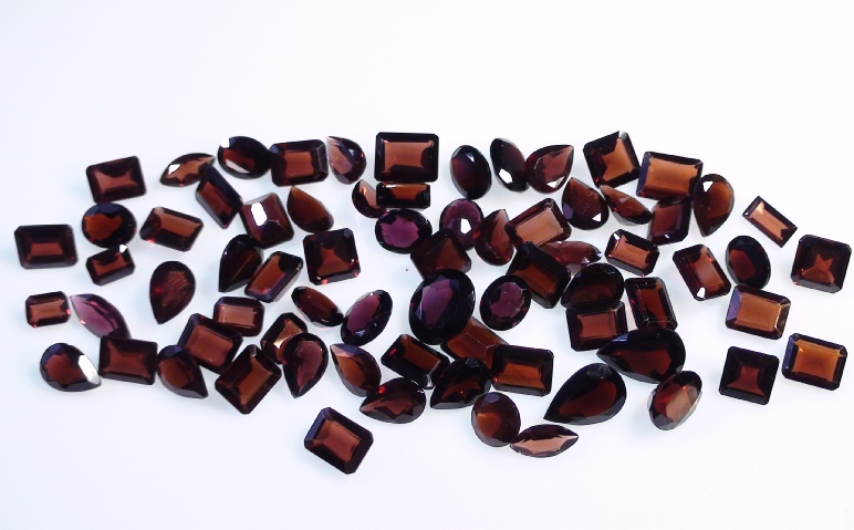 Garnet Faceted Gemstone Lot of 200 carets on Display