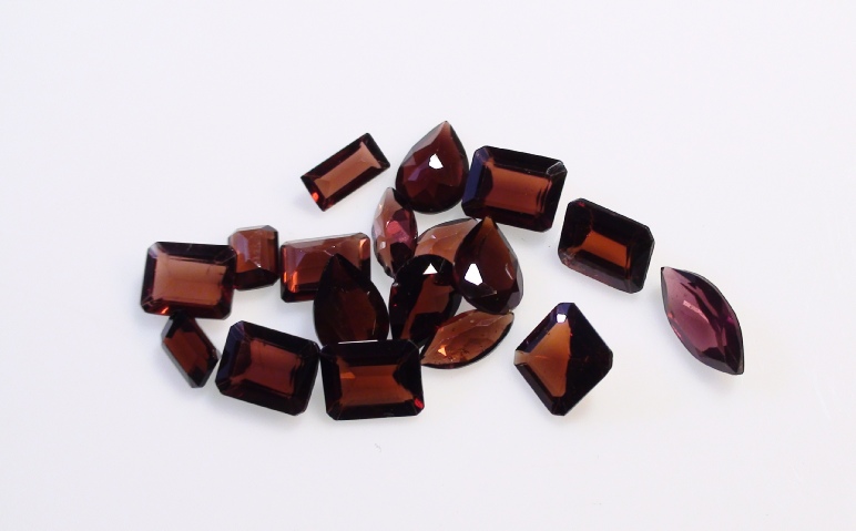 Garnet Faceted Gemstone Lot of 50 carets on Display