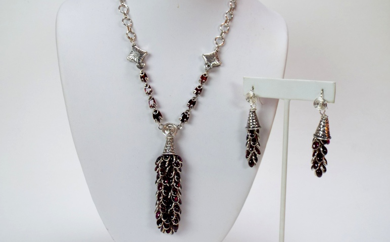 Very Unique and Valuable Garnet Talus Necklace with Matching Earrings.